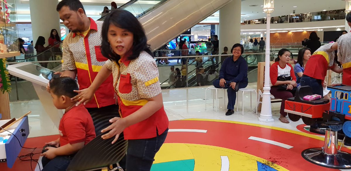 SitiNurbayaLHK's tweet photo. Ngabuburit kamu seperti apa? Kalau saya, temani cucu potong rambut https://t.co/tySXx1yexu