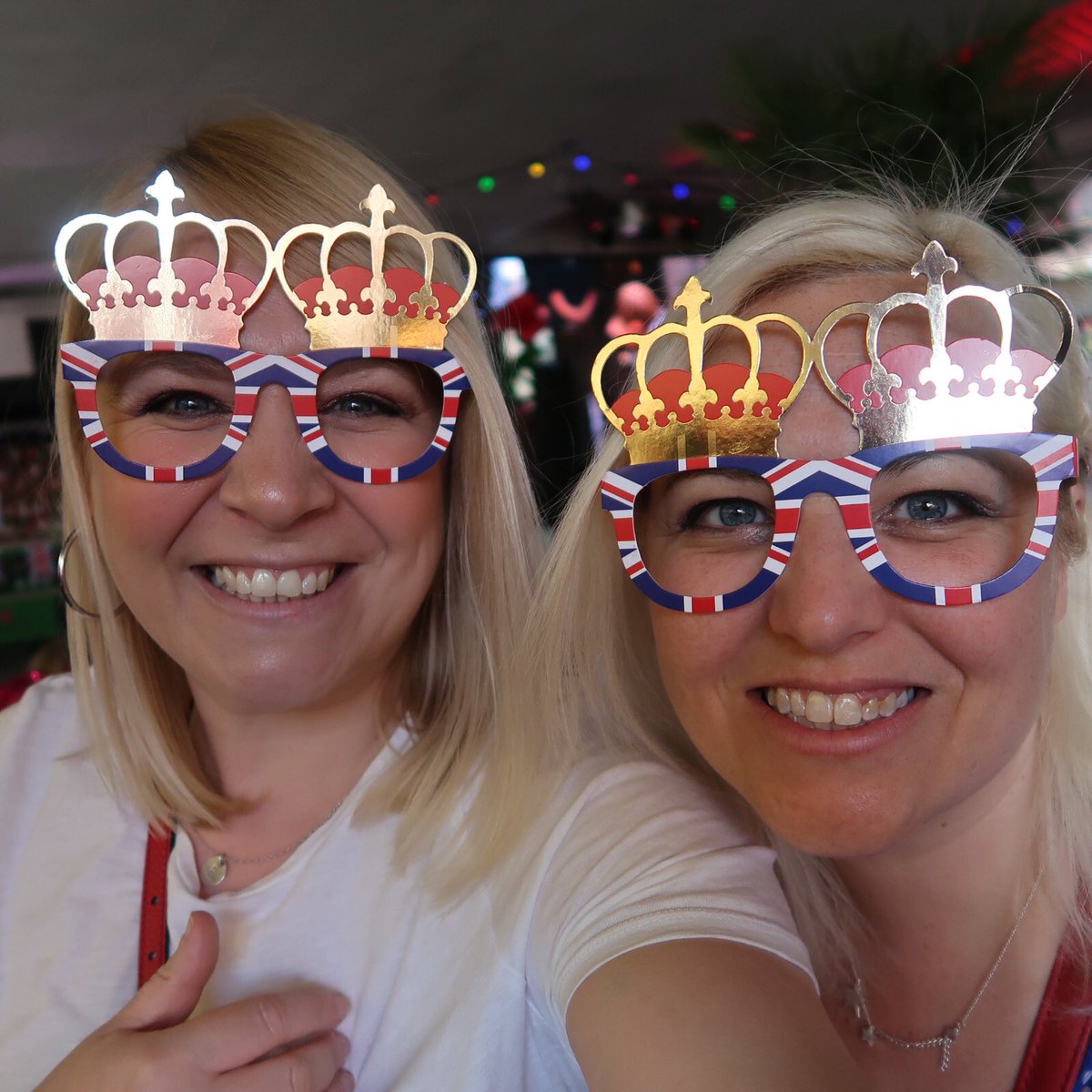 brummymummyof2's tweet photo. Reasons I โค๏ธ Birmingham no 21017. Watching The Royal Wedding. With loads of other Brummies who cheer when they see Beckham. Sing at the top of their voices and generally have the best time! ๐คด๐ปโค๏ธ๐ธ๐ผ #staaaannnndbymeeeeeeeee #ITSDAVID https://t.co/CWLMNxAfqh
