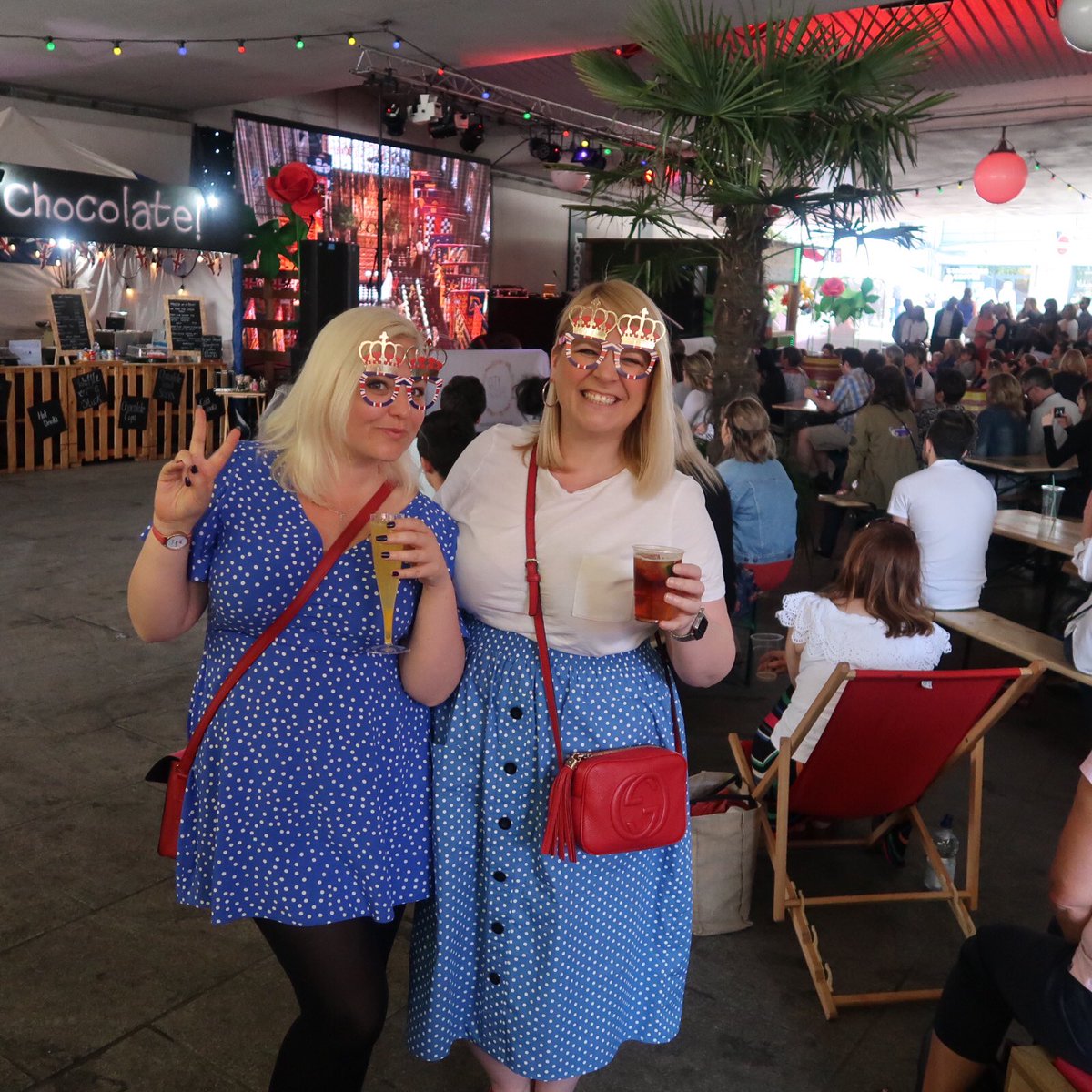 brummymummyof2's tweet photo. Reasons I โค๏ธ Birmingham no 21017. Watching The Royal Wedding. With loads of other Brummies who cheer when they see Beckham. Sing at the top of their voices and generally have the best time! ๐คด๐ปโค๏ธ๐ธ๐ผ #staaaannnndbymeeeeeeeee #ITSDAVID https://t.co/CWLMNxAfqh