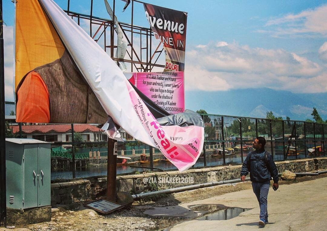SupportPeace2's tweet photo. #Anti #national #winds
from #Pakistan tear apart a hoarding welcoming #Modi in #Srinagar's Dalgate (2018)
#ModiIsNotWelcome
One Way One Track
Go India Go back https://t.co/jeR1DirQHM