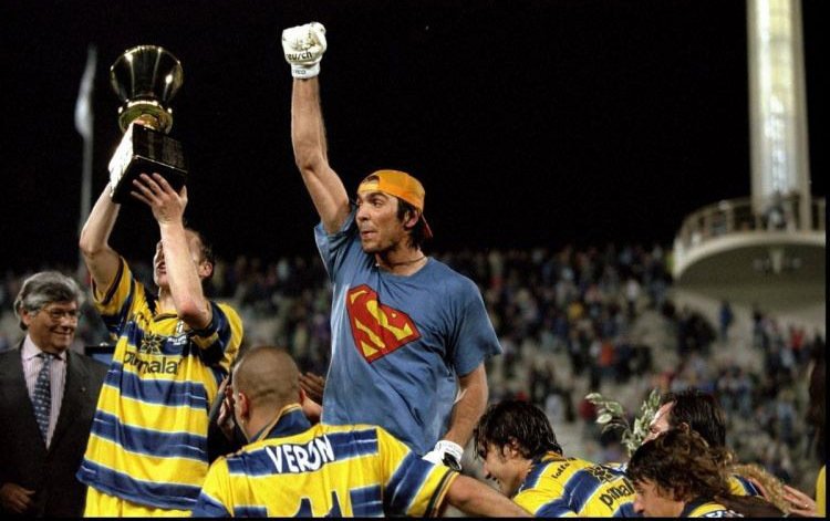 Buffon com camiseta do Superman comemorando o título da Copa da