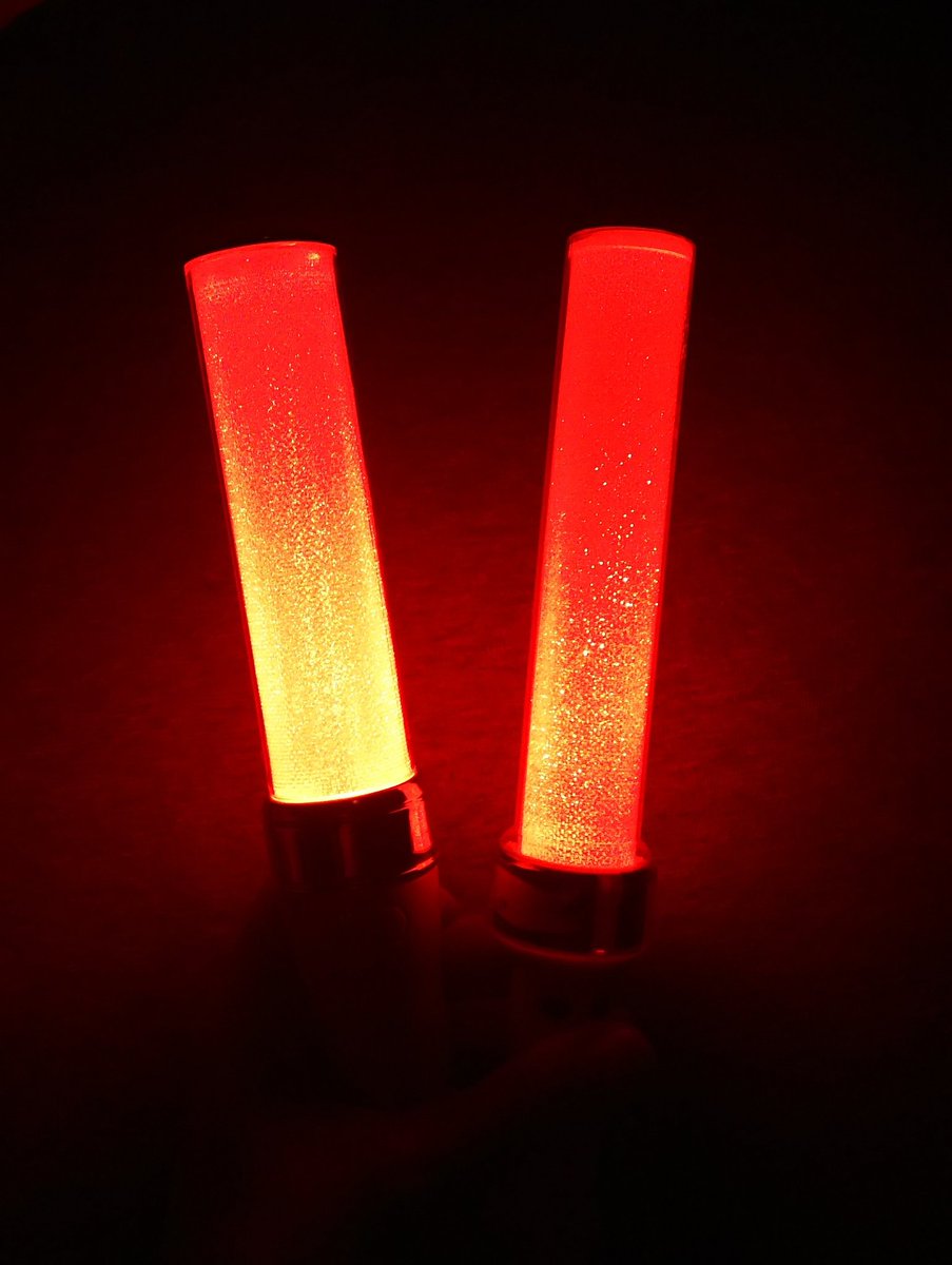 まつこ 在 Twitter 上 大閃光ブレード100とミックスペンラ比較 重さ 体感変わらない たぶんペンラの方が軽い 長さ 同じ 光る部分はブレ100の方が短く太い 光量 そんなに変わらない 目立たないと思う 持ちやすさ ブレ100の方が握ってる感ある バルログは