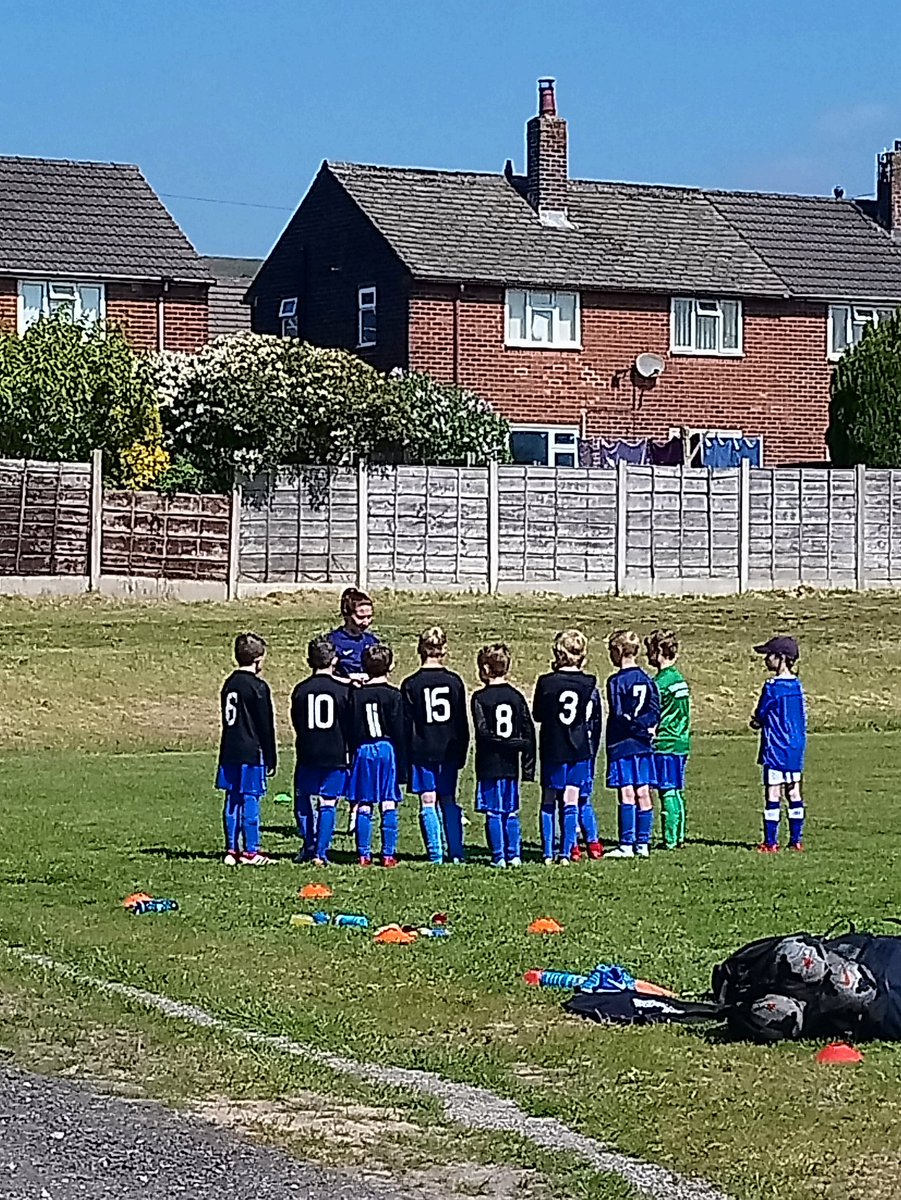 angiesfoxx's tweet photo. @TinnyAthleticFC just a few snaps from the under9s & 10s helping with the coach's training this morning https://t.co/AnG0YSVmbO
