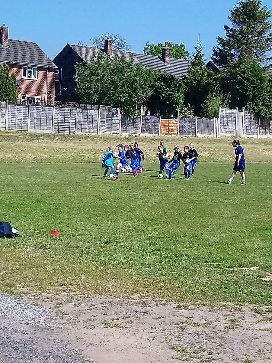 angiesfoxx's tweet photo. @TinnyAthleticFC just a few snaps from the under9s & 10s helping with the coach's training this morning https://t.co/AnG0YSVmbO