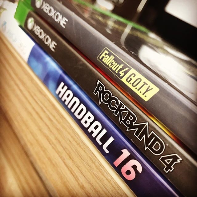 misterdream78's tweet photo. Petit passage au micromania d’Osny ce matin 😬
-
-
#Xbox #XboxOne #XboxOneS #XboxOneX #Xbox360 #Fullset #Fallout4 #Bethesda #Goty #RockBand4 #Handball16 #Geek #Games ... https://t.co/xTcaqwUgXe https://t.co/HAhNJqpm6F