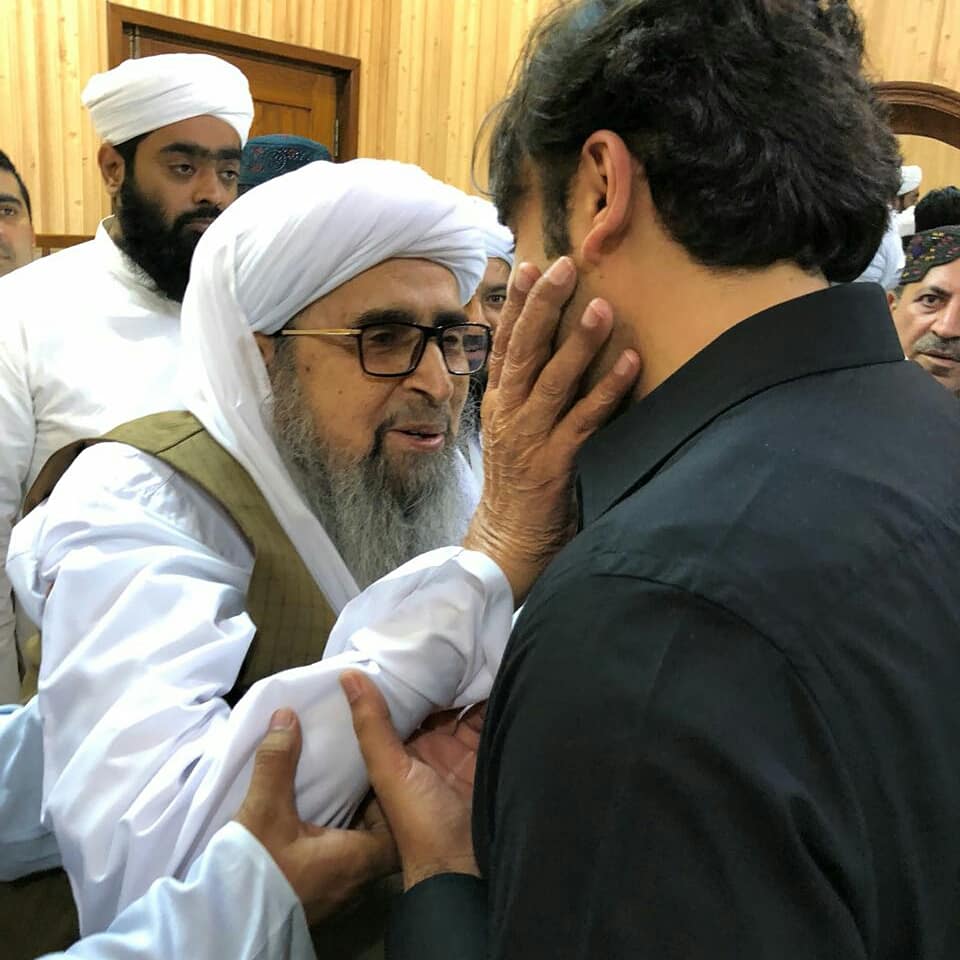 mediacellmalir1's tweet photo. PPP Chairman @BBhuttoZardari visited the Dargah Hussainabad and met the spiritual leader and custodian of the Dargah #SyedHussainShahBukhari today. Syed Hussain Shah Bukhari prayed for the PPP Chairman’s well-being and victory as well as the progress of the country. 👆 https://t.co/y1Cg1A25bB