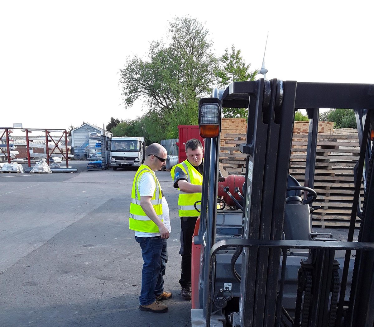 SmallTraining1's tweet photo. @rtitb Counterbalance Lift Truck training in #cardiff.

We work hard to keep our clients safe and compliant.

Here we have the @ToyotaMH_UK brand of lift truck being used for the training.

#smalltraining #rtitb #training #safety #toyota #forklift https://t.co/LpfM9VAEds
