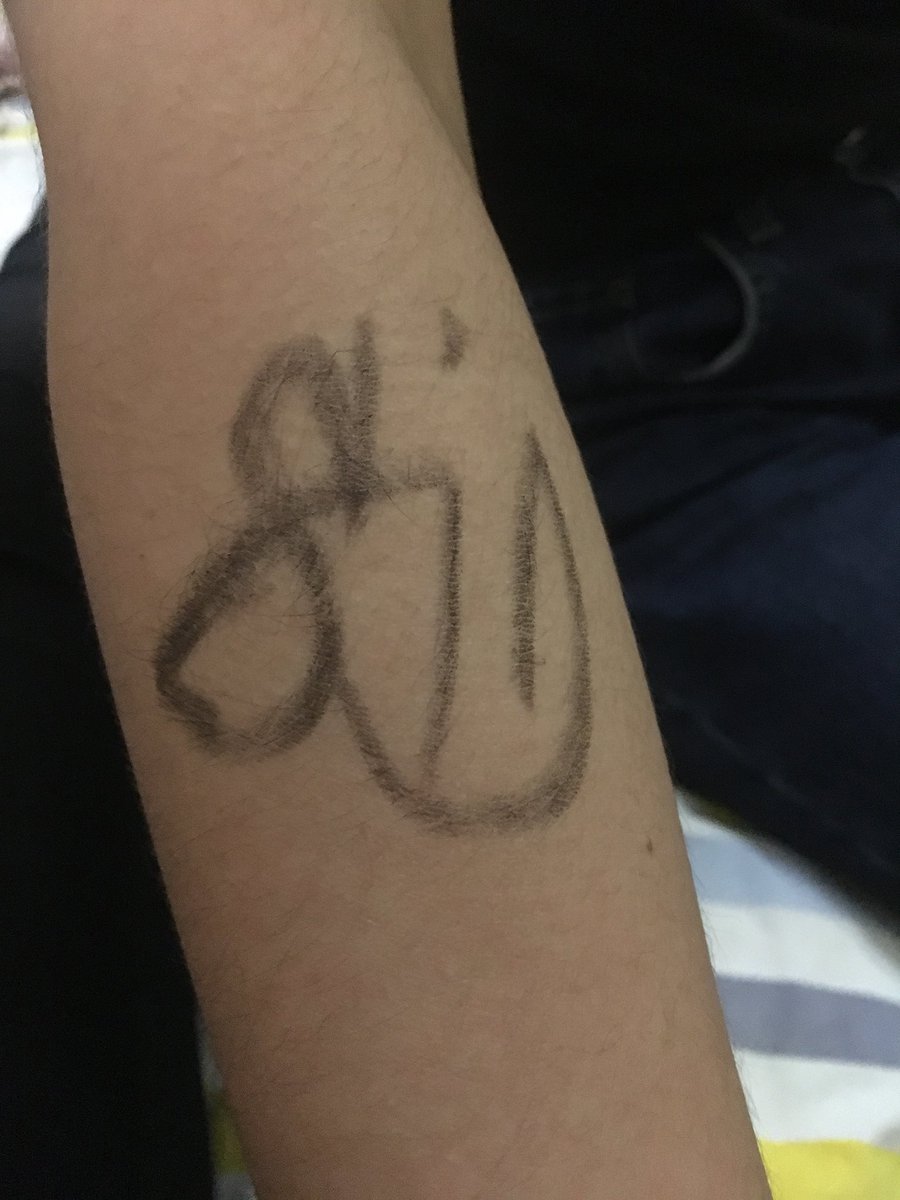 OMG today <a href="/Sia/">sia</a> signed on my body. I will never wash it off😂😅💕