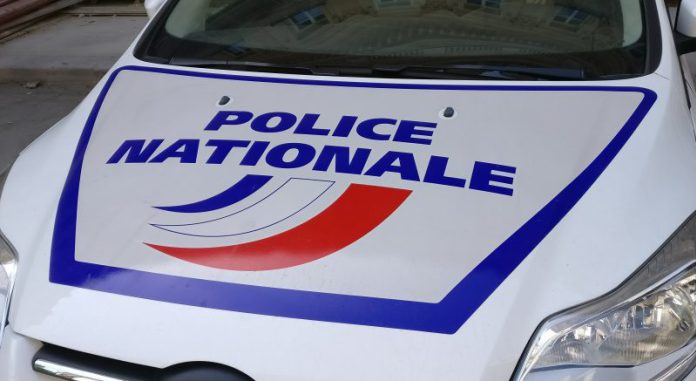 Actu17's tweet photo. DIRECT 🇫🇷 Marseille : Le suspect a été placé en garde à vue et a hurlé « Je ne suis pas Charlie » durant son transport. Son sac contient également un liquide analysé par les démineurs. https://t.co/SHELvm8YHy https://t.co/Ze3dWi5KTp