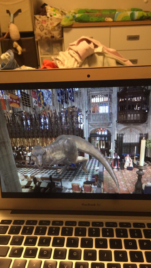 BenManzi's tweet photo. The #royalwedding is more fun with dinosaurs~!! #RoyalWedding #HarryandMeghan #PrinceHarry #dinosaurs https://t.co/69mu2eXjhq