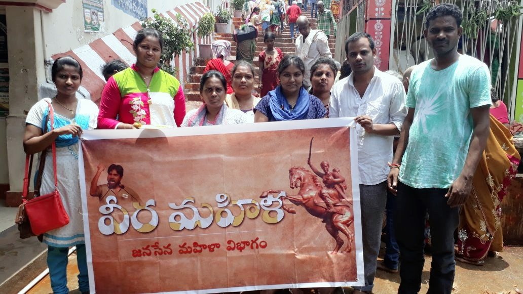 DrakshayaniJSP's tweet photo. *ప్రజా పోరాట యాత్ర విజయవంతం కోసం జనసేన వీర మహిళల పూజలు*
ఈ రోజు ద్వారకా తిరుమల లో శ్రీ వెంకటేశ్వరస్వామి దేవాలయం మెట్లను మొక్కుతూ మోకాళ్ల మీద నడుచుకుంటూ జనసేన అధినేత శ్రీ పవన్ కళ్యాణ్ గారు తలపెట్టిన *ప్రజా పోరాట యాత్ర* ఎటువం��ి ఆటంకాలు లేకుండా విజయవంతంగా జరగాలని *మన జనసేన వీర మహిళలు https://t.co/kmSvWAgdIW