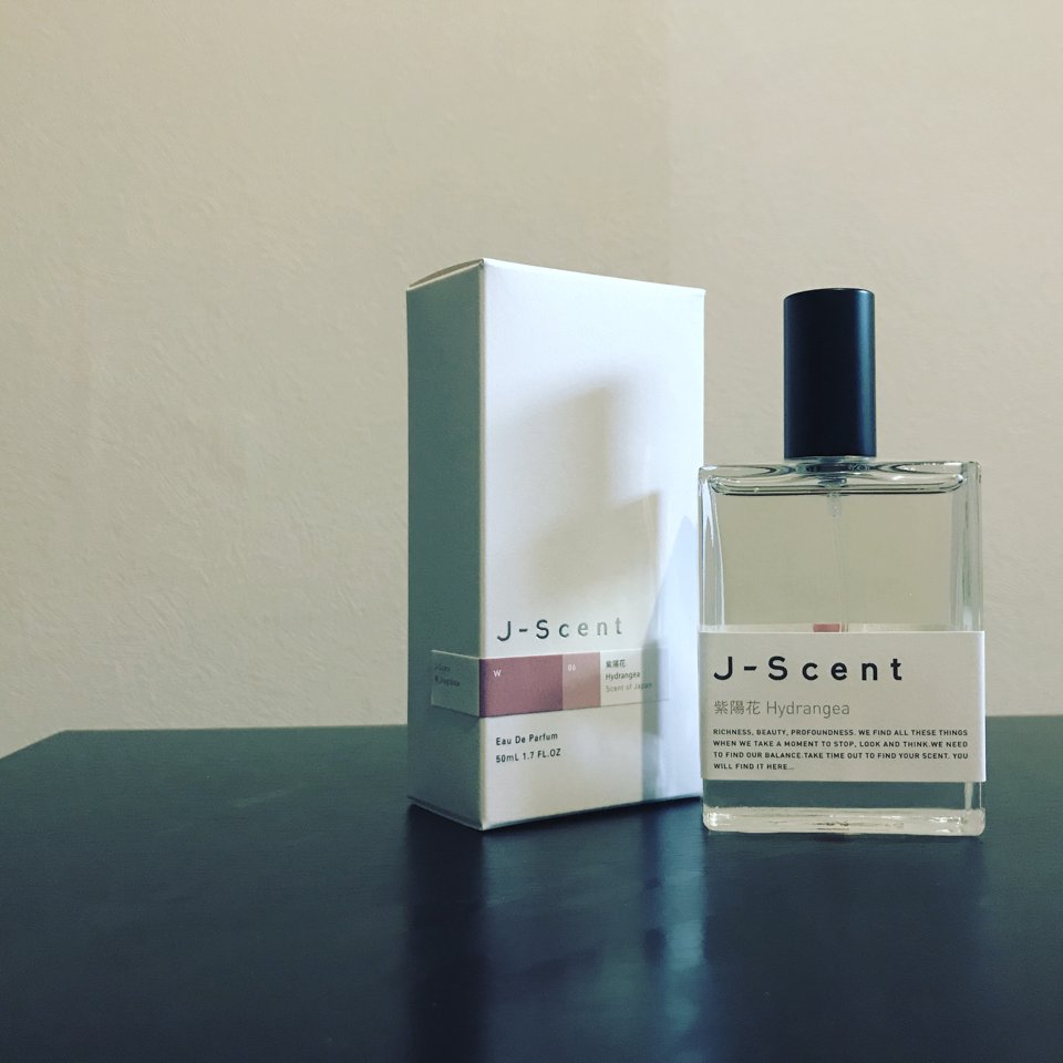 群青 Pa Twitter 日本製の香水を購入 柚子も気になったんだけど 紫陽花がどうしても欲しくて買った つけた瞬間は生花のような香り で 後々ほのかに甘い香りがする お香に近い感じ 気に入った