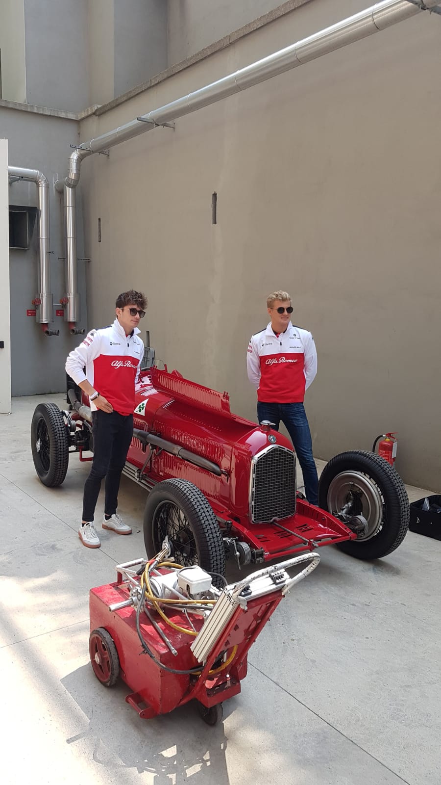 DdjzHoAWAAEx41C?format=jpg&name=large