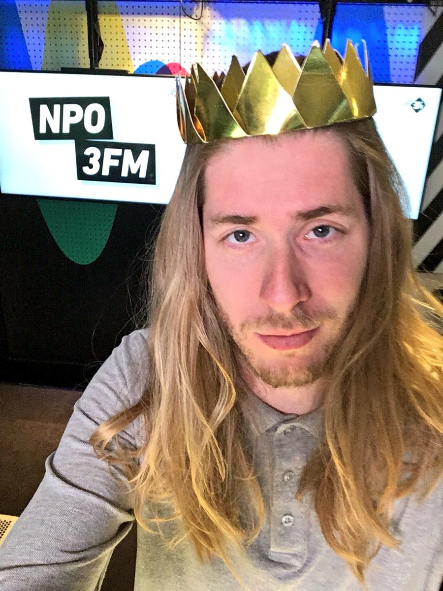 FrankvdLende's tweet photo. Hallo de koning van de festival top 999 is nu op je radio. #doemaar #royalwedding #3fm #schakelin https://t.co/h7fTS0YyI4