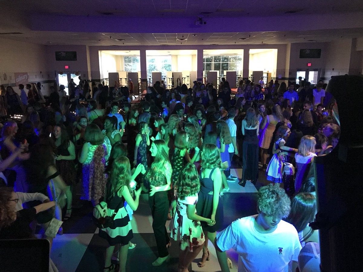 ReynoldsStuCo's tweet photo. Dancing the night away!! 💃🏻⭐️🎬@PISDReynolds https://t.co/BF6P9aoFIo