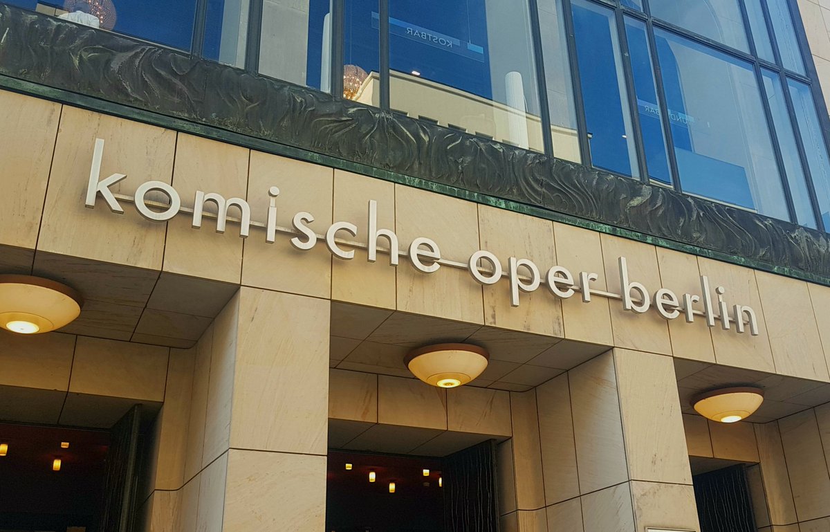 Opernjunkie's tweet photo. endlich geht's mal wieder in die @Komische_Oper 😎 #KOBOnegin #Tschaikowski #Kosky https://t.co/w0MzcKBBcS