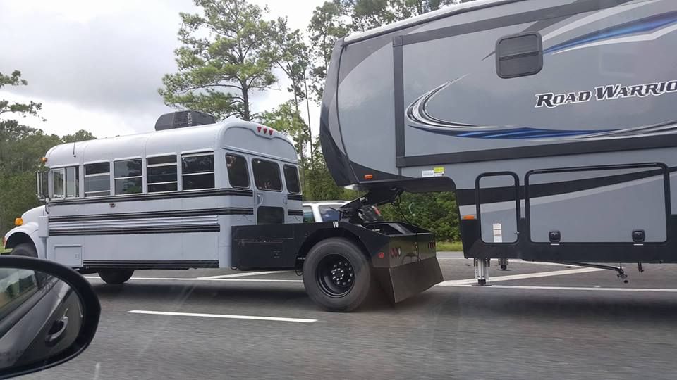 CampingRoadTrip's tweet image. Don't you just love when you see funky cool stuff on the road!? 🤙 ow.ly/PSMT30k59VX #RVlife #buslife #busconversion #RVliving #RVtravel