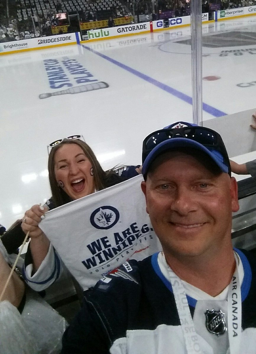 Its_Lesia's tweet image. Fun @NHLJets game last night. Thank you #ACFanflight and @TSN1290Radio we were treated so well! #sundaywin #GoJetsGo