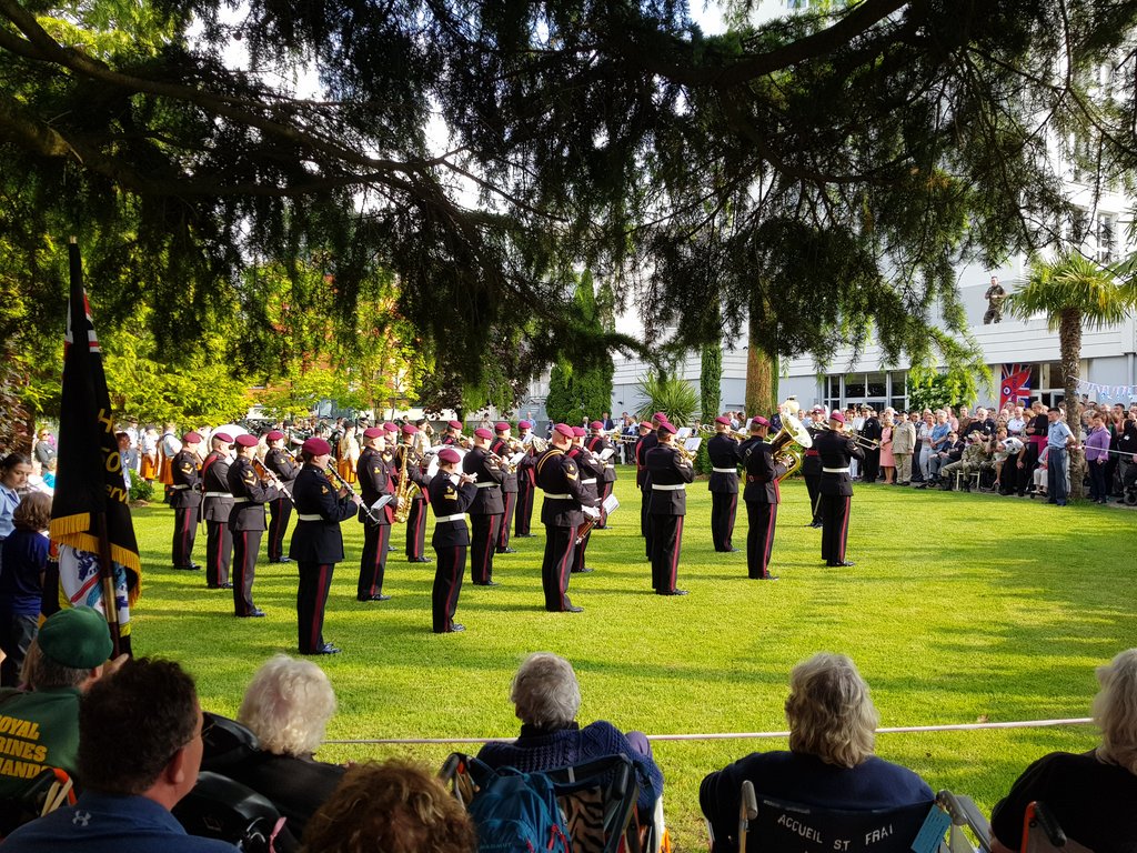 HCPTAFRegion's tweet photo. @Hcpt507 enjoying Beat Retreat with #3ParaBand and the Pipes and Drums of the Irish Defence Force during #InternationalMilitaryPilgrimage #HighlandCathedral #HCPT #HosannaHouse @rafhcpt187 @Hcpt186RN @DefenceHQ https://t.co/69Lv2p7D2B