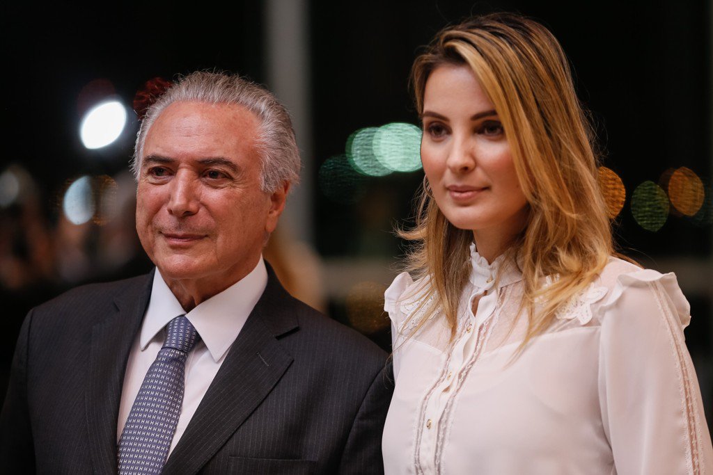 miauresiste's tweet photo. Isso que é casamento Real
#TemerImperador #Temer2018 🇧🇷🇧🇷🇧🇷🇧🇷 https://t.co/BTvdF3AGm9