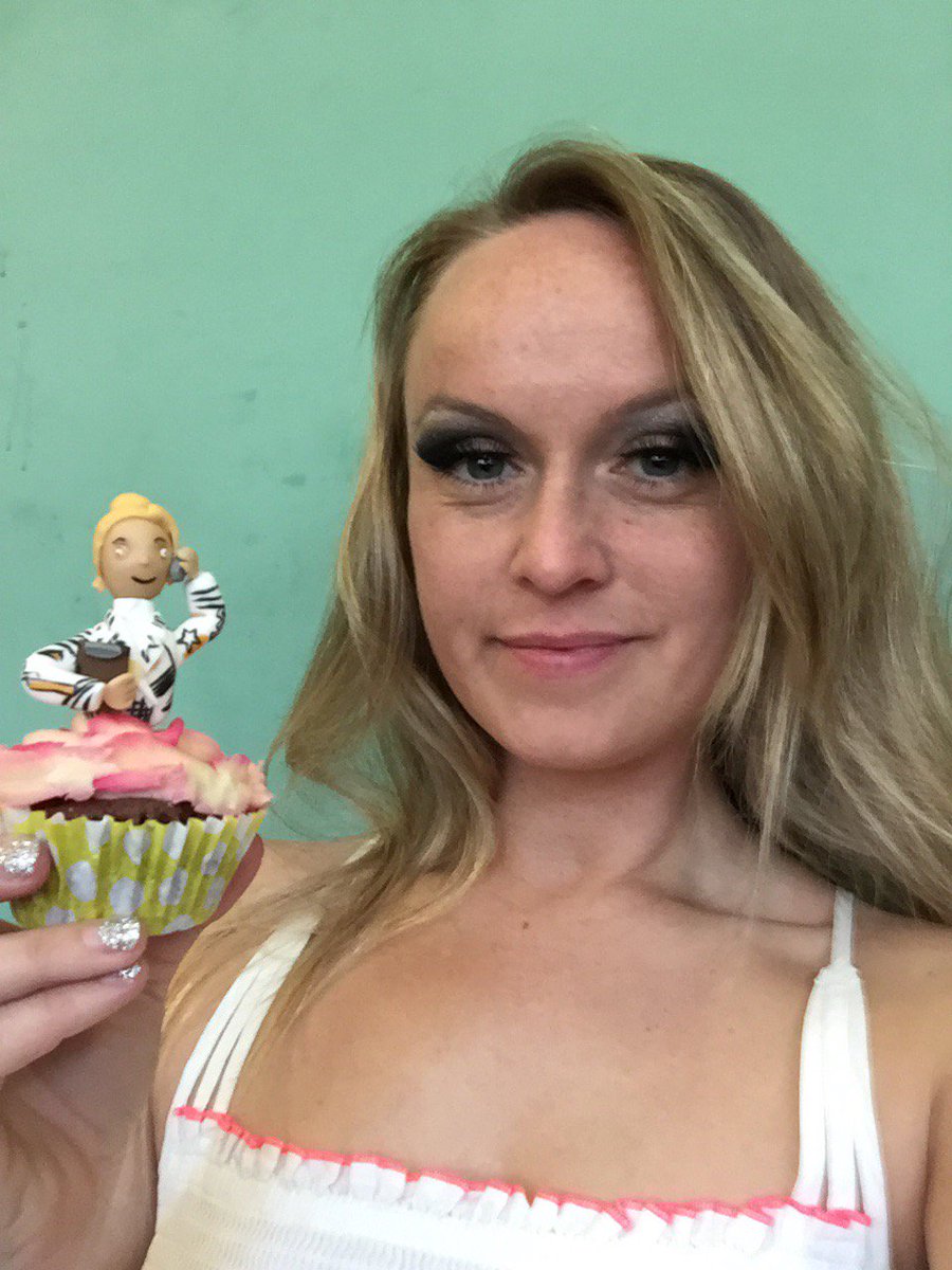 MissCDarcy's tweet photo. Here’s me with mini Marion! #westendbakeoff #PriscillaQueenoftheDesert @QueensTheatreH #80sjacket #shoulderpadstodiefor #someoneleftacakeoutintherain 🤣🍰💄💅🏻💃🏼🚍 https://t.co/vgMeykJeJ6