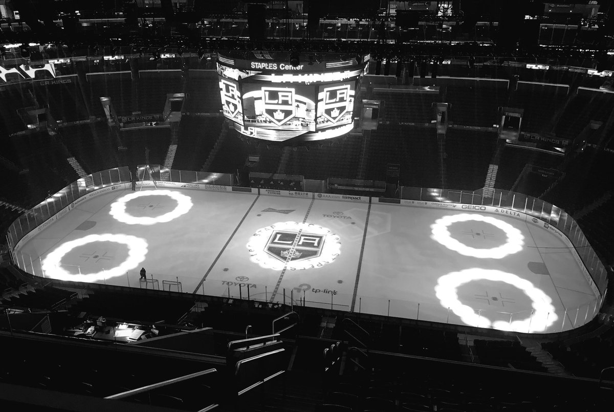 LAKingsIceCrew's tweet photo. You can skate TONIGHT ONLY on the @LAKings ice @STAPLESCenter! Open 6pm-10pm. Tickets just $20 &amp; includes skate rental. Season Ticket Members &amp; Bailey's Buddies members skate for free, just bring your membership cards. See you tonight!!! https://t.co/bkRDeXFEwL