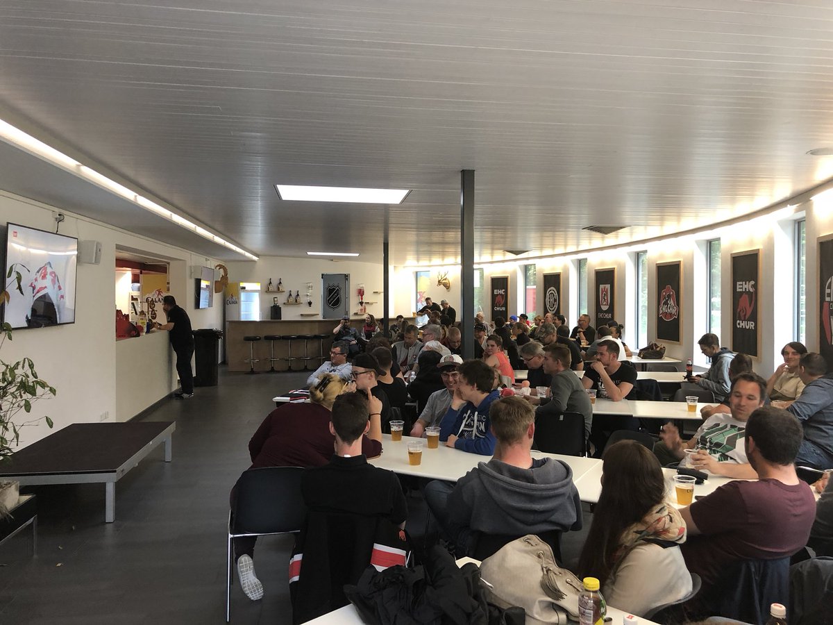 trucker_85's tweet photo. @srfsport @SwissIceHockey 
Public Viewing in der Eishalle Chur.  Hopp Corvi und Niederreiter ⚫️⚪️🔴 Hopp Schwiz🇨🇭 https://t.co/scp7xWVN8N
