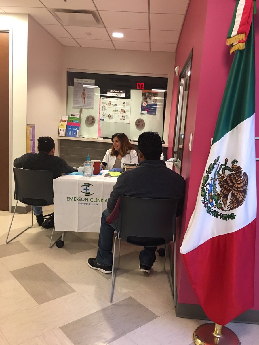 ConsulMexWas's tweet photo. Gracias a @Emersonclinical y a doña Alcira Herrera por su apoyo para atender hoy la Ventanilla de Salud, durante la jornada sabatina en la sede de @ConsulMexWas. La orientación sobre temas para mejorar nuestra salud y prevenir enfermedades, es invaluable. https://t.co/hbQt0B9xlp