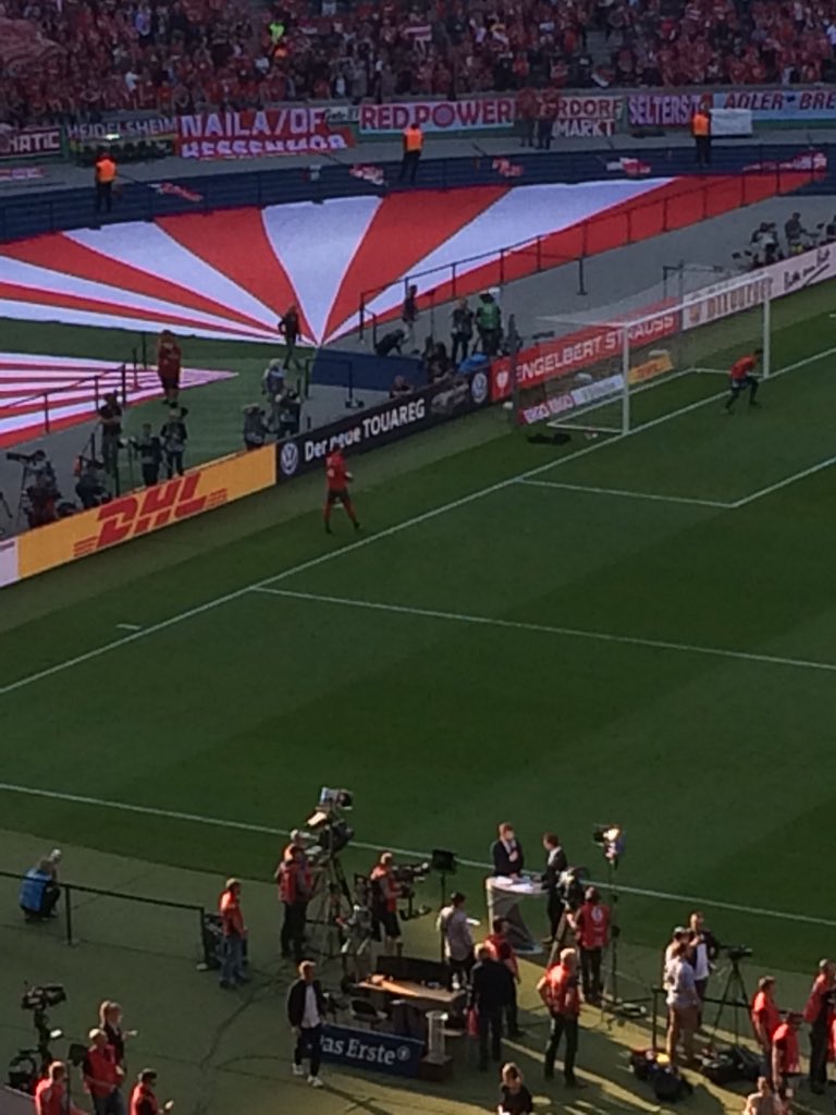 endres_edgar's tweet photo. Manu ist zurück. Dehnübungen, Konzentration. Fit für Berlin. #FCBSGE #dfbpokal https://t.co/DfpjYyX41F