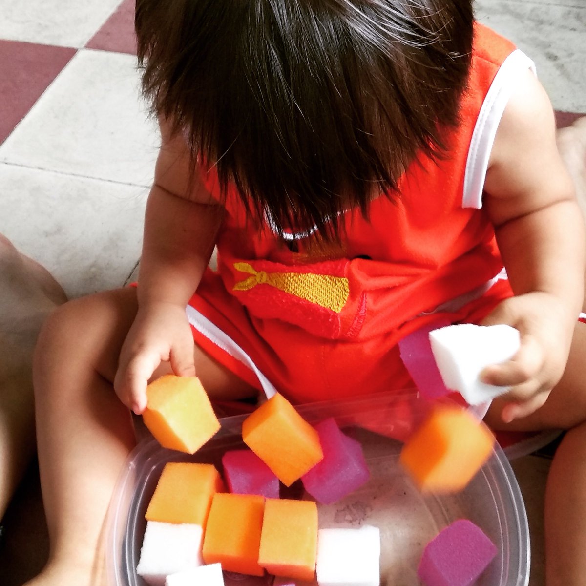 Dcouverte des sens pour les petits handicaps de l'orphelinat de Go Vap,   l'atelier  boites sensorielles  cre nos orthophonistes sur place.   #orthophonie #humanitaire #enfants #vietnam