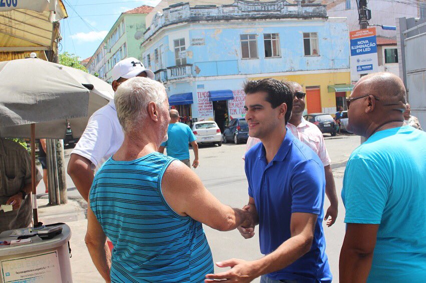 AlexAleluia's tweet photo. Muito bem recebido no bairro de #BoaViagem, próximo ao campo do Torebão. Lá, tive a oportunidade de rever os amigos e também pude ouvir demandas da população. Forte abraço a todos! #AlexandreAleluia https://t.co/mJuigwRTsq