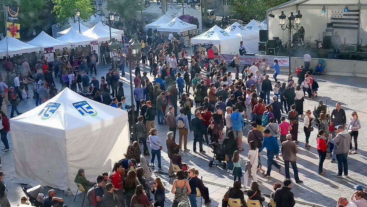 mairie15's tweet photo. Toujours beaucoup de monde sur le parvis de la @mairie15 à l'occasion de la traditionnelle @FeteBretagne, ce soir jusqu'à 20h et demain dimanche de 10h à 20h, organisée avec @ParisBreton en partenariat avec @Armorluxbreton et @AirFranceFR @Paris15_ https://t.co/57eAhrG0XR