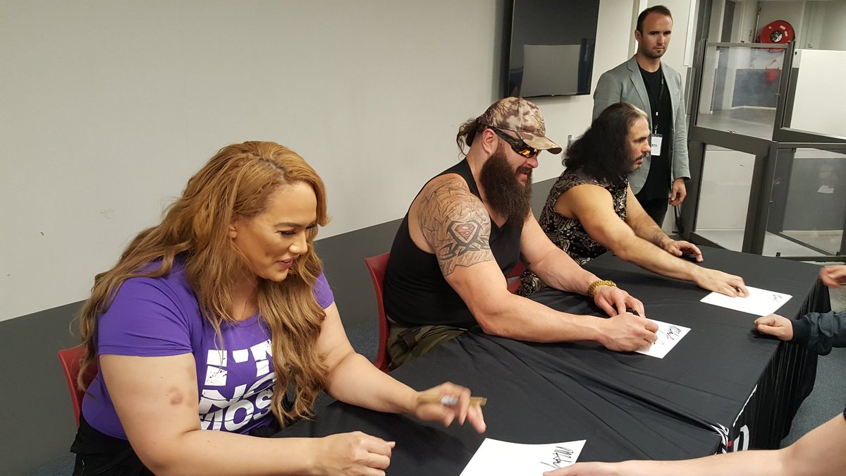 JPCatch's tweet photo. Ils sont beaux @NiaJaxWWE @BraunStrowman @MATTHARDYBRAND #packVIPWWE
#WWEParis
Avec le copain @sylvainguern
@WWEenFrance @CAgiusILD @PhilippeChereau
RT et likez! https://t.co/dBfW0rG6lL