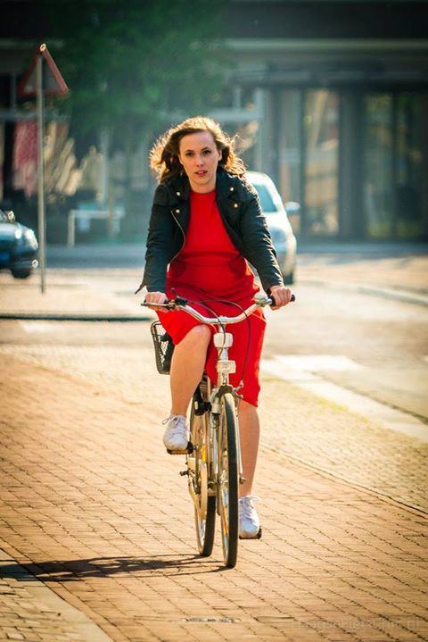 HaagseFietsChic's tweet photo. The Lady in Red. :) #HaagseFietsChic #FietsChic #LovesBikes #CycleChic #DenHaag #TheHague #haag #fiets #chic #bicycle #citycycling #bikefashion #pedal #photo #photooftheday https://t.co/9FAO41lEQ7