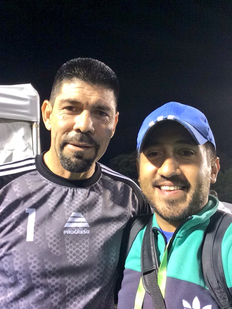 chango_mendez's tweet photo. Amigos no logré la foto ☹️
Pero agradezco a las personas que se esforzaron para que al menos estuviera cerca: @nachomendez, @UnPonchoencima y @pablobromo.
De consuelo les dejo una foto con el Gato Estrada 😂😂😂 #CopaCementosProgreso https://t.co/2GrQIefZVl