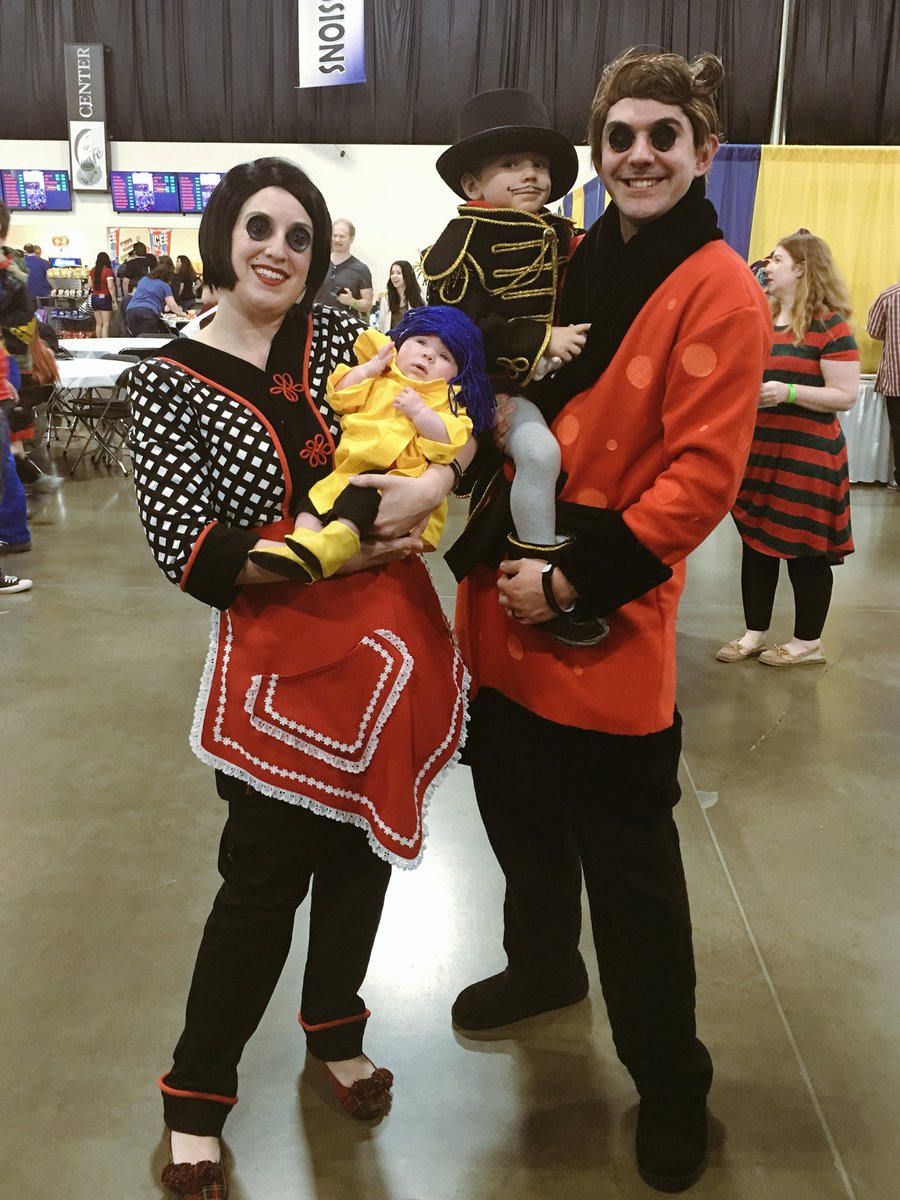 GeekstressCos's tweet photo. Hey @neilhimself what do you think of our Coraline cosplays? Thanks for such an amazing story! https://t.co/G3rCjD7XcW