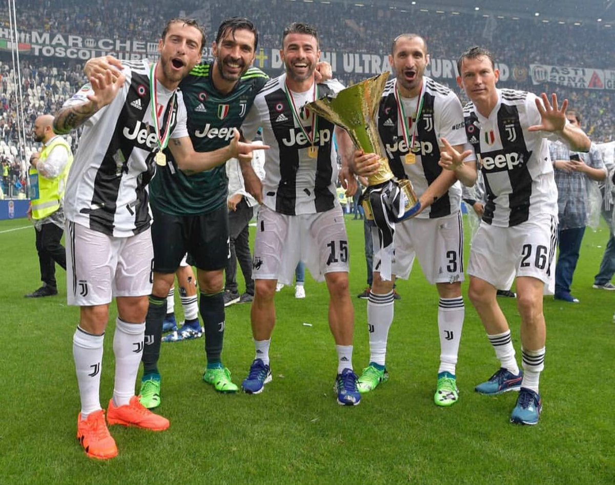 chiellini's tweet photo. Cinque campioni che hanno compiuto l’impresa di vincere sette scudetti consecutivi. #MY7H https://t.co/F2xUCFskKO