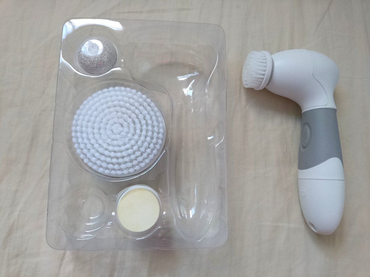 Diana_Diix's tweet photo. Cepillo exfoliante eléctrico: me encanta como deja el cutis, hace limpieza profunda y es muy suave. En los pies lima bien las durezas. #cepilloexfoliante #acevivi #limpezadecutis #piedrapómez #amazon #waterproof https://t.co/kQZstY2XzT