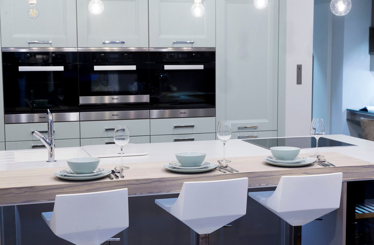 We hope you've been enjoying watching the #royalwedding in the sunshine today!

To celebrate this lovely occasion, we thought we’d share our most regal displays, to show you how you can add a royal touch to your own home.

Congratulations #harryandmegan from all at Laings!