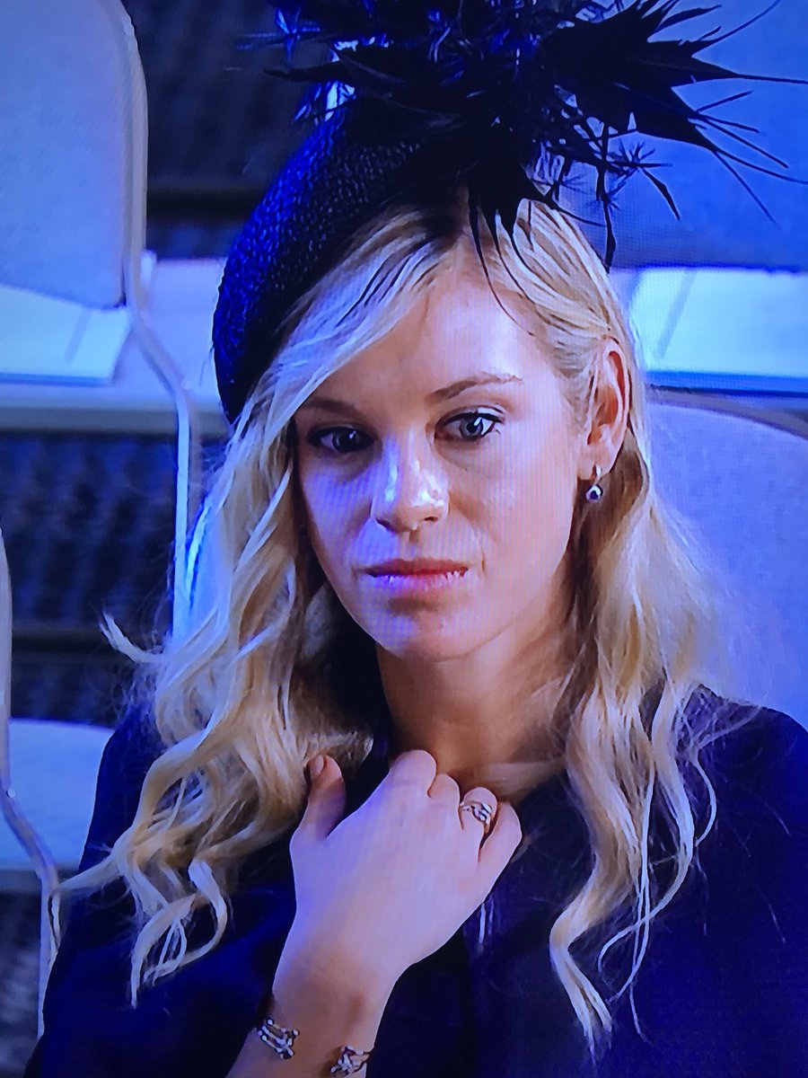 bees6_'s tweet photo. #RoyalWedding never envite an ex to your wedding😂😂😂😂😂😂😩 https://t.co/uKPtPFrnR6