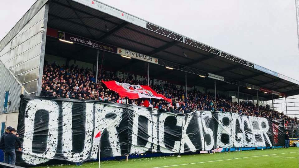 TMScouting's tweet photo. FC Emmen-Sparta Rotterdam maçında 2 takımın da teknik direktörünün adı Dick olunca (Dick Lukkien &amp; Dick Advocaat) hazırlanan pankart; "Bizim Dick'imiz sizinkinden büyük." https://t.co/ggIhv3oJRi