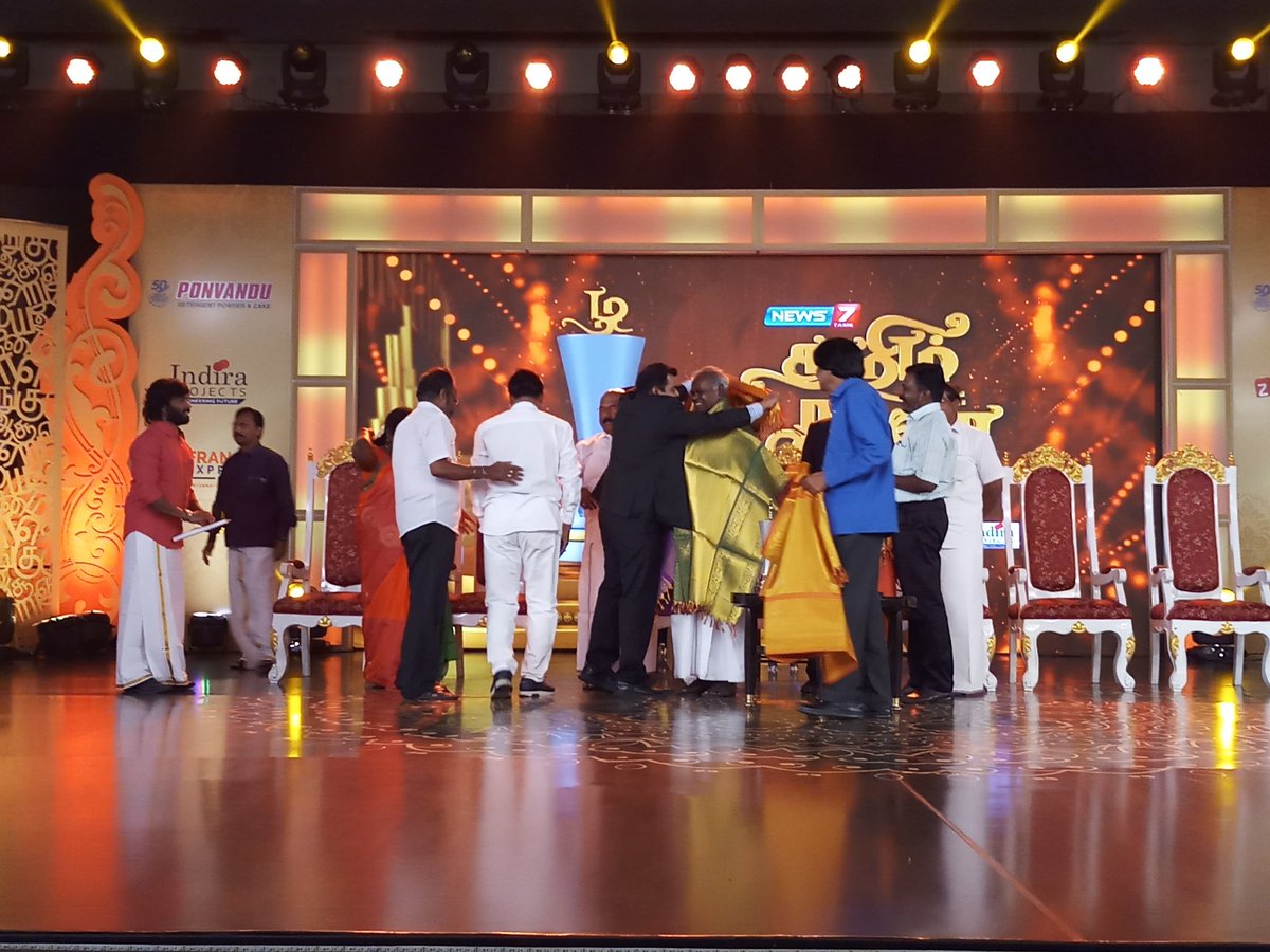 Sudalaikumar10's tweet photo. நியூஸ் 7 தமிழ் - தமிழ் ரத்னா 2018 விருது - இந்திய கம்யூனிஸ்ட் கட்சியின் மூத்த தலைவர் நல்லக்கண்ணு அவர்களுக்கு வழங்கப்பட்டது.@news7tamil @thirumaofficial @mafoikprajan https://t.co/dku4CtUXJK