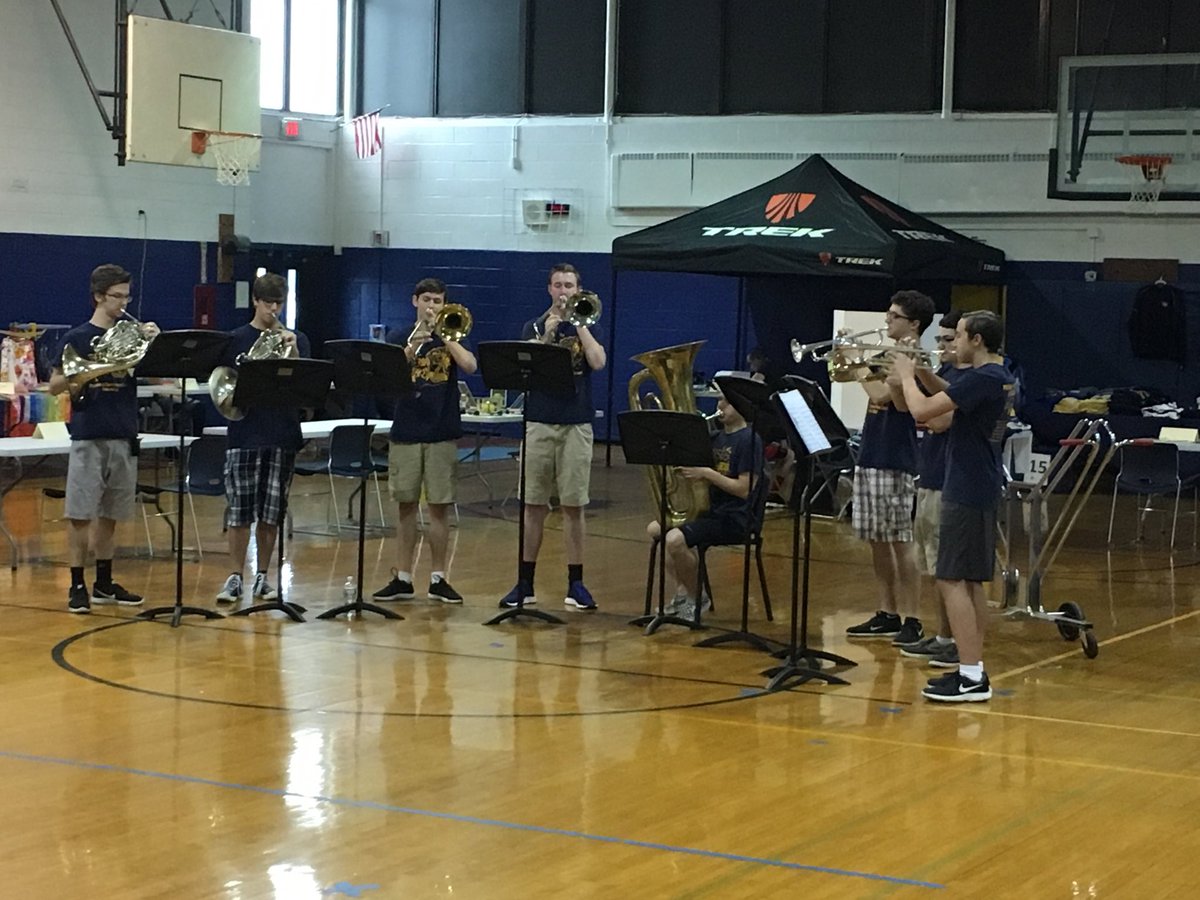 MichaelPortas's tweet image. Some entertainment for the #greenfair at PTHS! #peqpantherpride