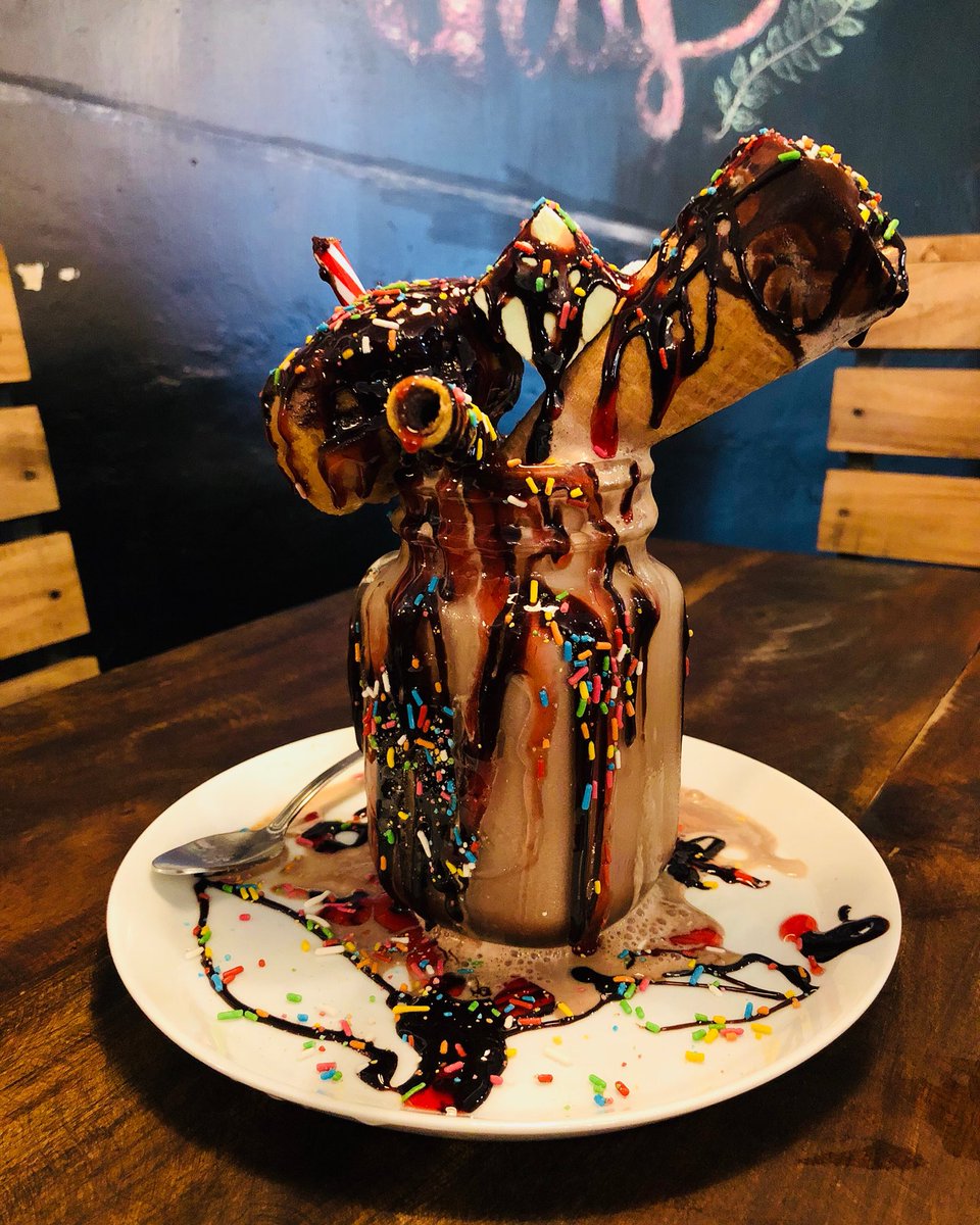 pasindum93's tweet photo. #freakshake #shake #milkshake #streetfood #chocolateshake #chocolate #chocolatelover #icecream #icecreamcone #doughnuts #wafflestick #marshmello #food #beverage #foodpics #foodie #foodies #foodlover #foodporn #foodbeast #foodblog #foodblogger #yummy #creativefood 📱 #kandy https://t.co/AC1ZRD6p8P