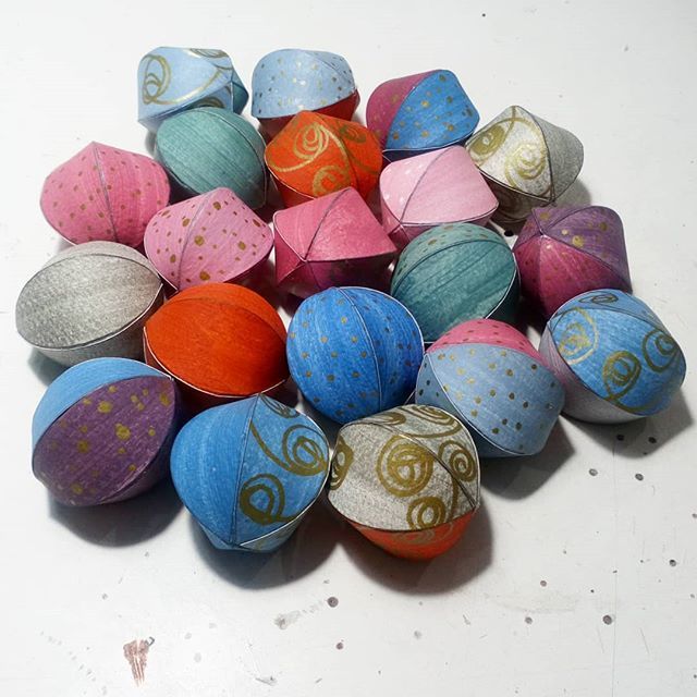 KaperKate's tweet photo. Today I've been making these happy little beach balls for my next batch of colourful birdies. Next job: tail feathers 😊
... ...
#craftanddesign #designermaker#creativebiz #paperart #wip #onmydesk #thiscreativelife #process_of_creativity #workinprogre… https://t.co/RCvsct3NGw https://t.co/dif6itCUj2
