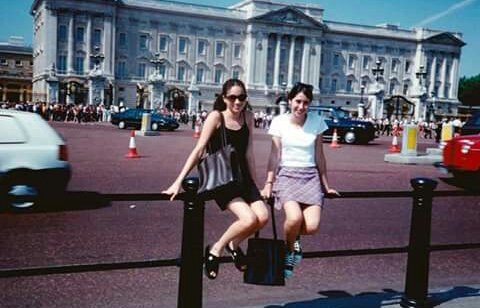 JennicaParallag's tweet photo. Meghan Markle posing in front of the palace at age 15.. And marrying the prince 22 years later.

 #RoyalWedding
#RoyalWedding2018 https://t.co/BrzmS2ppNt