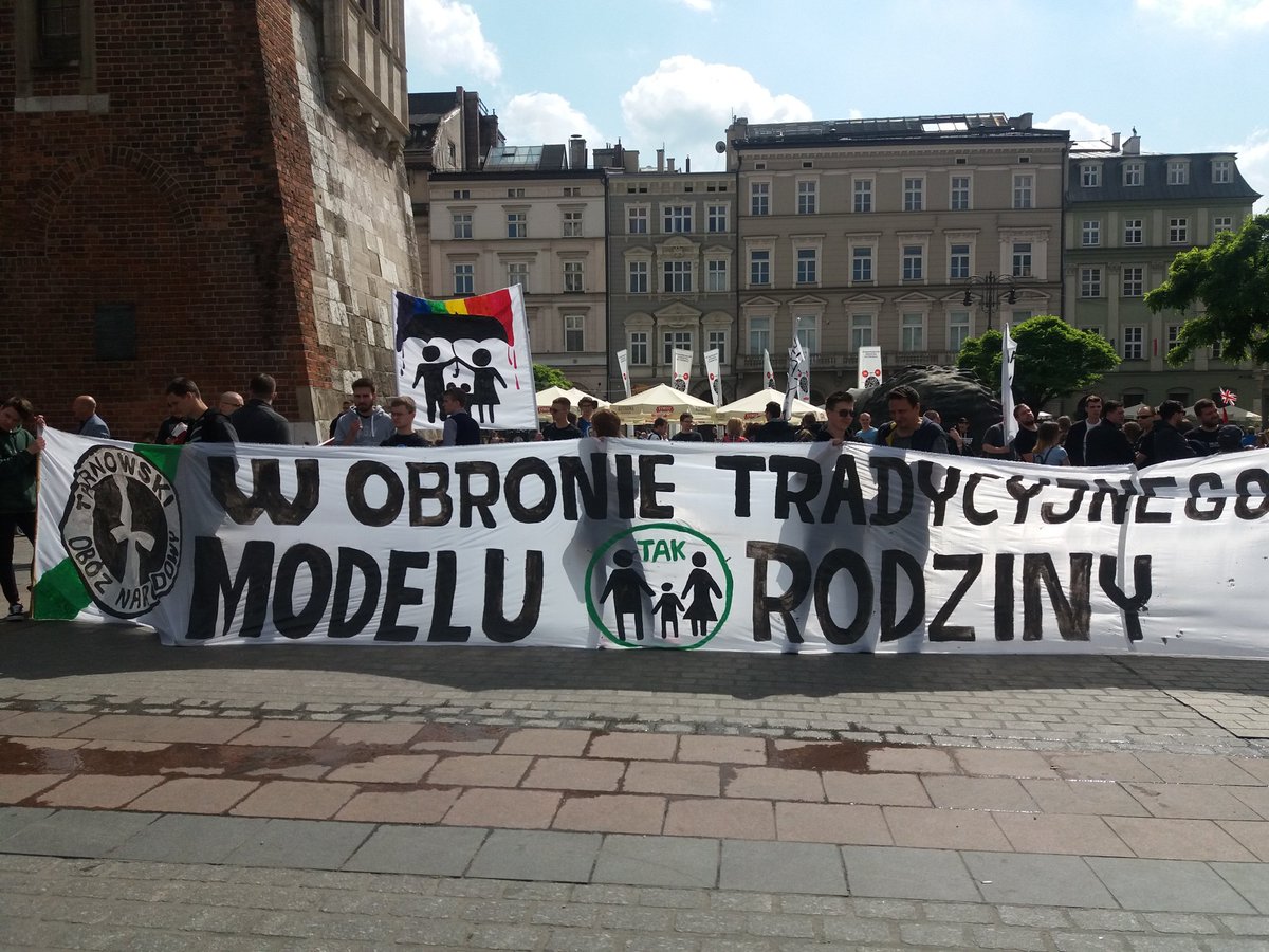 DBaraniec's tweet photo. Przez Kraków idzie marsz równości i kontrmanifestacja w obronie tradycyjnych wartości. @RadioKrakow https://t.co/uqAryPYAj2