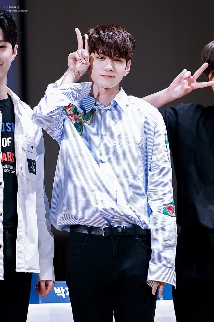 ppiedaniel's tweet photo. สองนิ้วทุกภาคส่วน https://t.co/lMiYo3GnJx