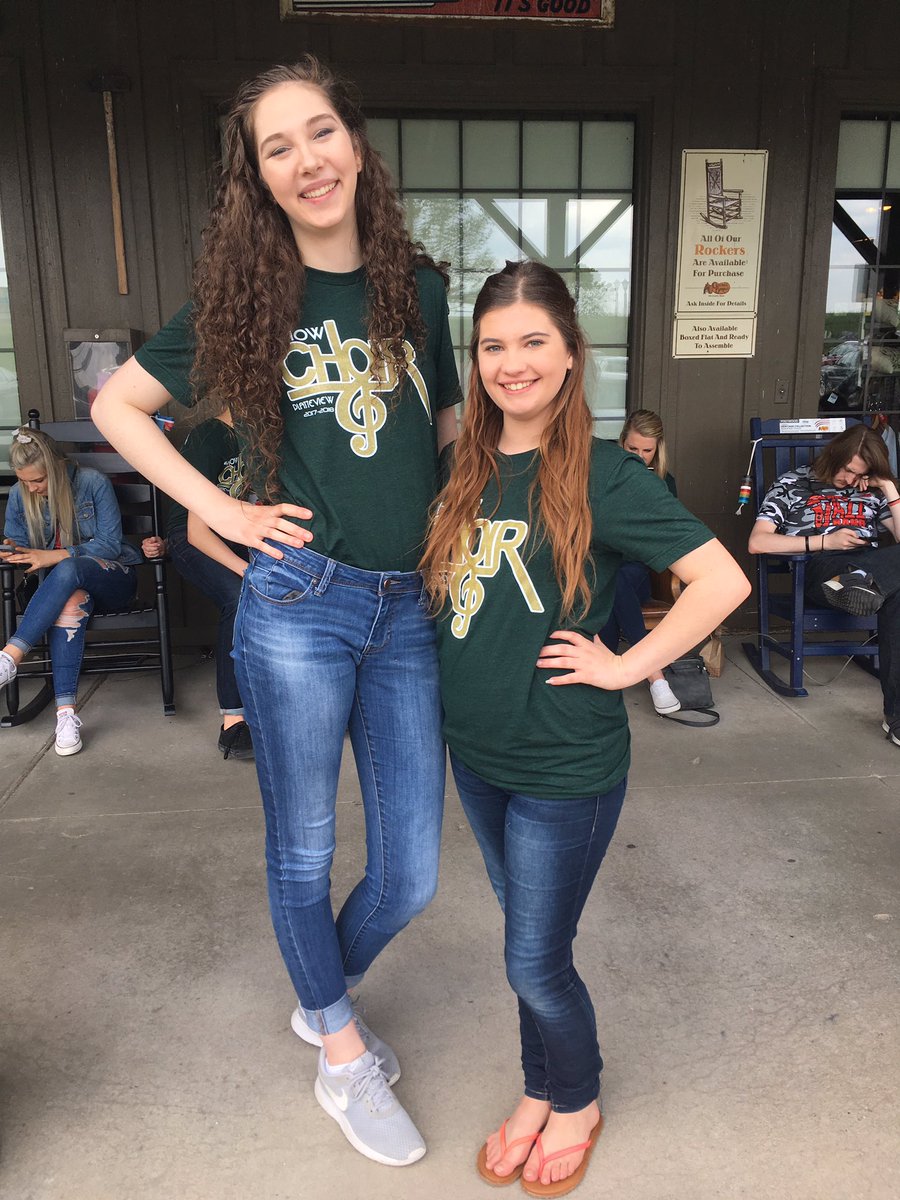 aye__alyssa's tweet photo. Next year's seniors (and a junior) coming atcha 🔨 https://t.co/2RyrNWRdLT