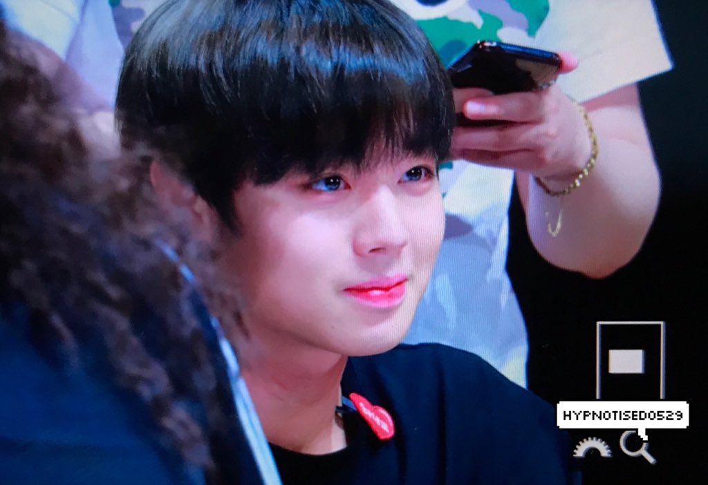 hypnotised_0529's tweet photo. 180519 #박지훈 다정한 오빠 https://t.co/u2XTXa6Hzr